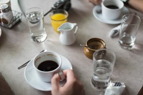 Café y agua limpia incluidos en paquetes o por separado sin necesidad de salir del espacio